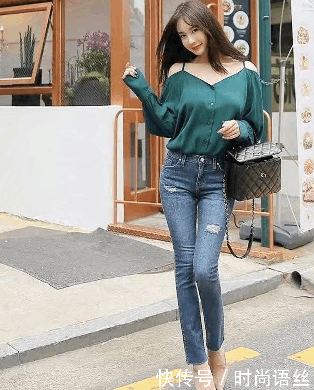 蓝色修身牛仔裤美女, 展现优雅气质, 总能那么让人喜欢！