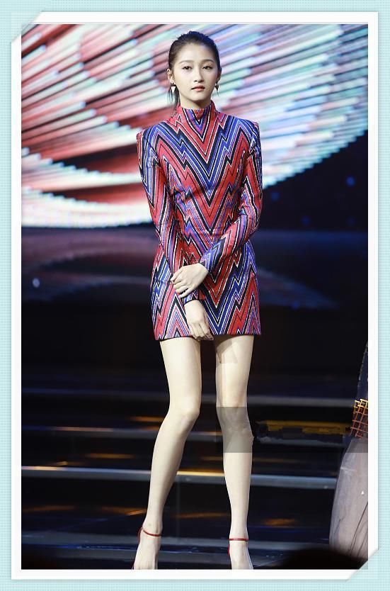 关晓彤胆真大!穿包臀裙半蹲秀身材,网友:简直就是大写的S!