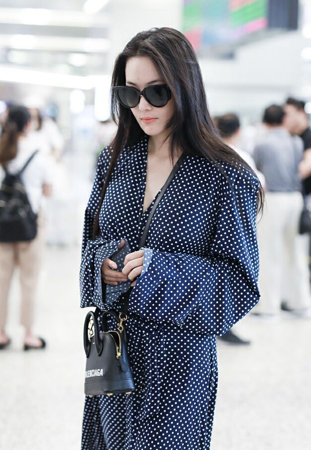 张馨予瘦了?这么大的连衣裙随意穿出门,网友:是要来机场唱戏?