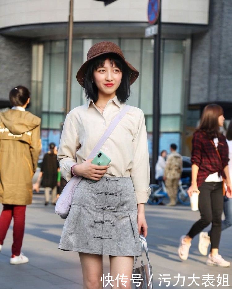 路人街拍小姐姐短裙秀出性感美腿特别美，个性的凉鞋很时尚