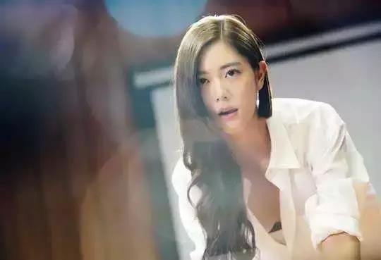 克拉拉多张国色天香的美照，请用4个字来形容她，原谅我词穷！