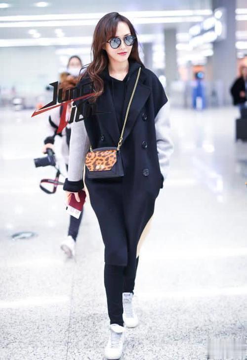 唐嫣机场秀终于不戴帽子了，网友：发际线太辣眼，和杨幂有得一拼