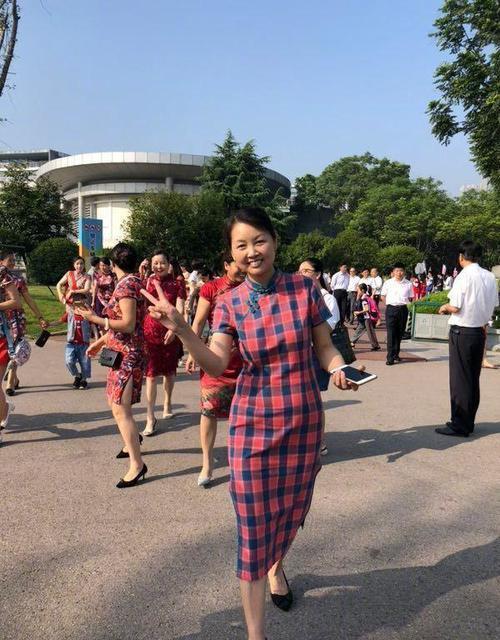 旗袍装:那些穿旗袍的妈妈们,美得优雅又高级,是街头靓丽的一道风景线!