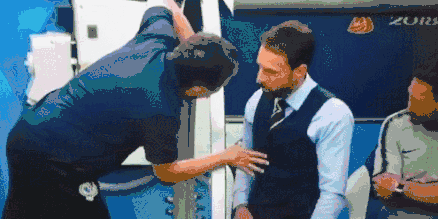 英格兰没进决赛，但主帅的马甲却成了网红