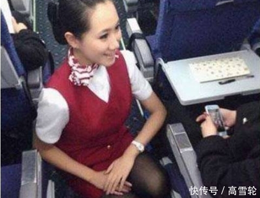 登机后为什么空姐会拿着“打火机”边走边按? 如今总算知道了