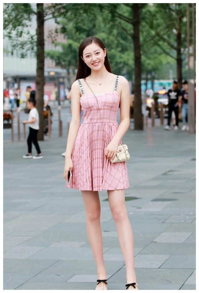 街拍：图1简约潮流，图2身材傲人，图6气质清雅