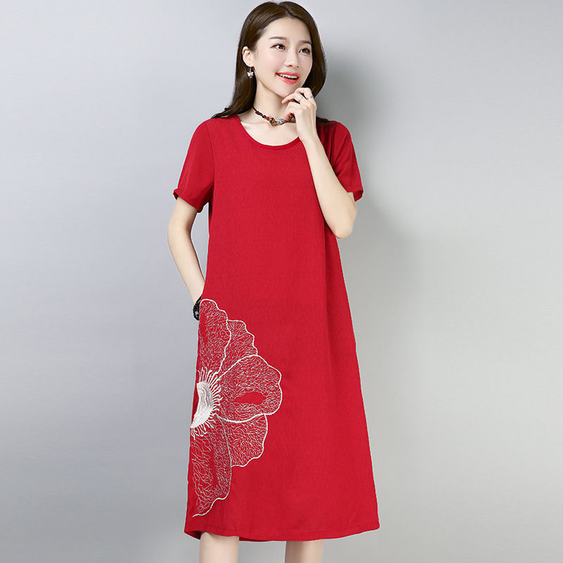 夏季到了妹子要露出香肩才迷人，一条一字肩连衣裙，尽显妩媚动人