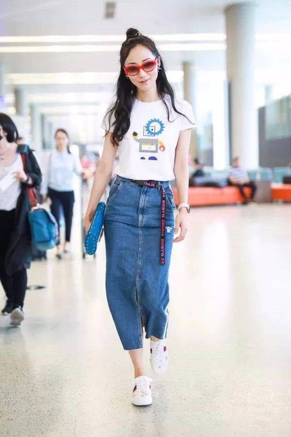 韩雪也开始不好好穿裙子了,这叉都开到大腿根了,也是蛮大胆的!