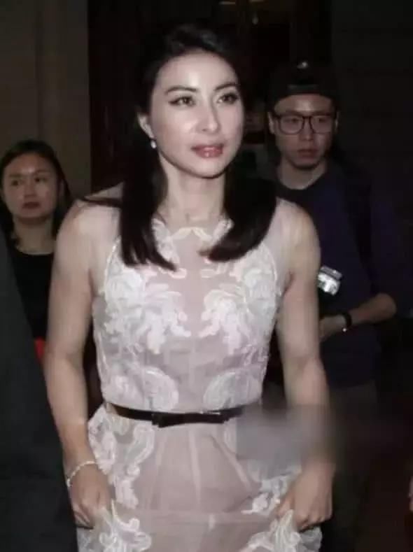 郭晶晶穿礼服出席活动好身材一览无遗，网友：终于穿出阔太的气质