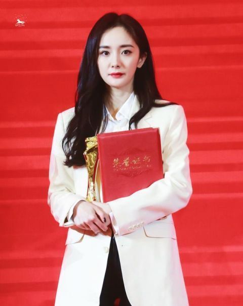 忍不住：忍不住提小糯米 杨幂穿衣很少女但保护女儿不含糊，刘恺威爸获奖