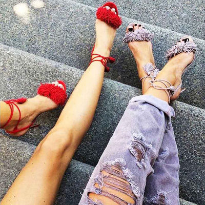 终于等到了新上市的高跟鞋，尽显纤细白嫩的双足，散发女王的气场