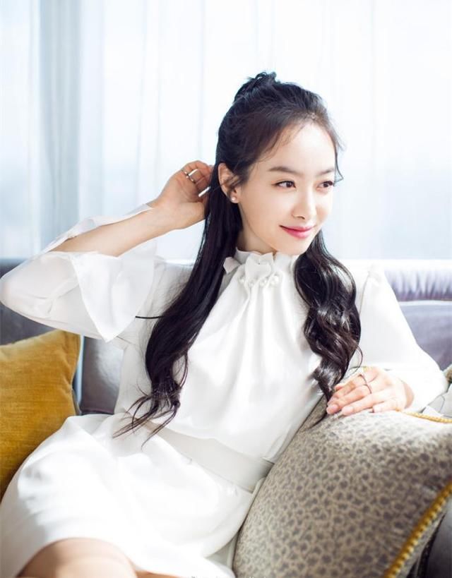 宋茜白裙搭配粉色高跟鞋现身上海品牌活动,网友:宋仙子真好看