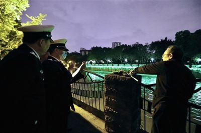  『没收』锦江边的夜钓“游击战” 现场执法：没收渔具，再犯罚款