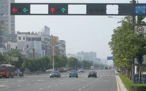  #读秒#“新版”红绿灯正式亮相，取消读秒！交警：这样更安全！