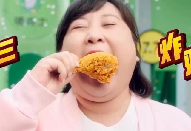 拍炸鸡广告满嘴油腻忘我了,胖到酒窝消失没脖子