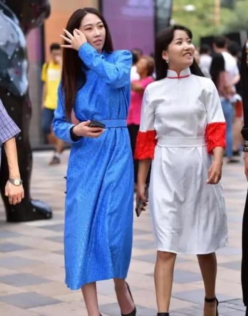  「雪肤」潮范儿女神来了，街拍：雪肤花貌的小姐姐，一条黑色的连衣裙，青春靓丽气质