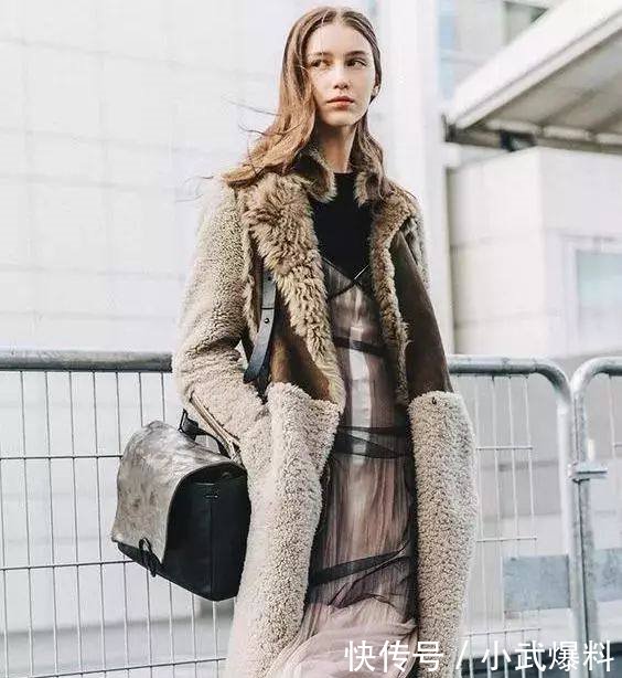 人人都有的黑色打底裤，其实这样穿更美！