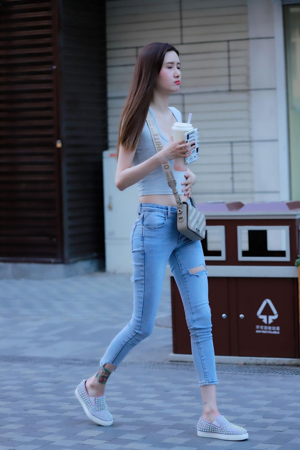 路人街拍，牛仔裤和时尚的帆布鞋这样搭配起来，分分钟美成女神