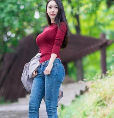 街拍：时尚的比基尼搭配，将小姐姐的柔情与优雅展现的淋漓尽致!