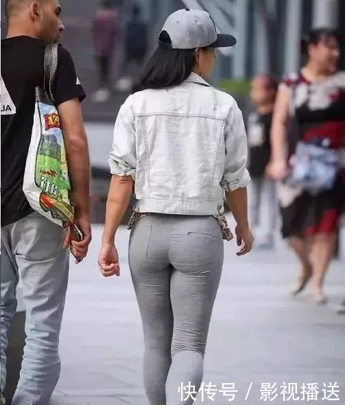 气质小姐姐微胖身材非常诱人，紧身裤穿搭勾勒紧俏圆滑的臀部吸睛