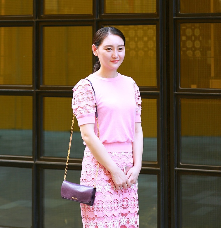 街拍：小姐姐穿搭时尚，优雅的气质展露小蛮腰，突显曼妙好身材！