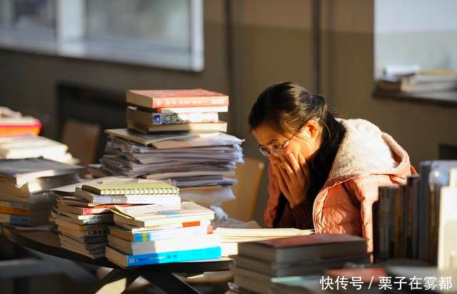 「重点大学」她高中三年被孤立,却成为“黑马”,如何逆袭的?靠这3点坚持!