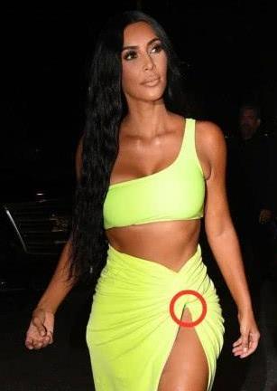 金卡戴珊全身只靠两块布遮住，不小心露出底裤，羞得人不敢看