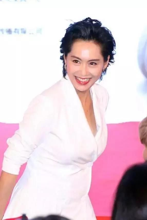 马伊琍和朱茵出席活动，紫霞惹争议，气质差距不止4岁