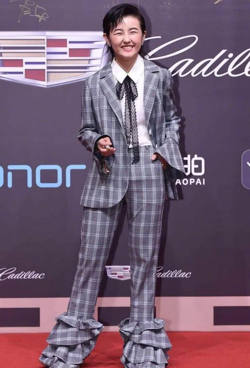 关晓彤的衣品差？看看张子枫走红毯的这身才知道什么是车祸现场