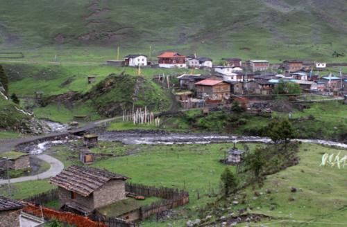 实拍四川莫斯卡：被称为中国最后的秘境村落，人与动物和谐相处