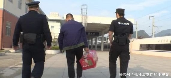  高铁■男乘客被要求开箱，高铁安检员惊呆了：10条大王蛇钻出来