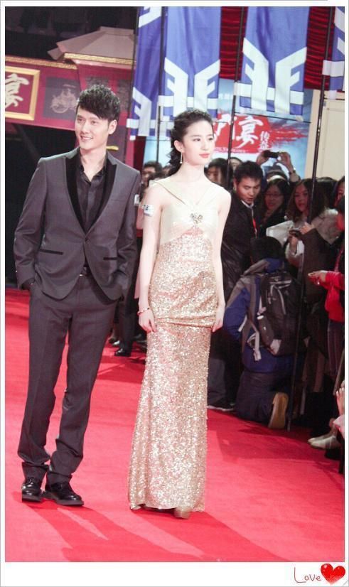 本以为迪丽热巴的金色吊带裙足以惊艳全世界，直到看见了刘亦菲