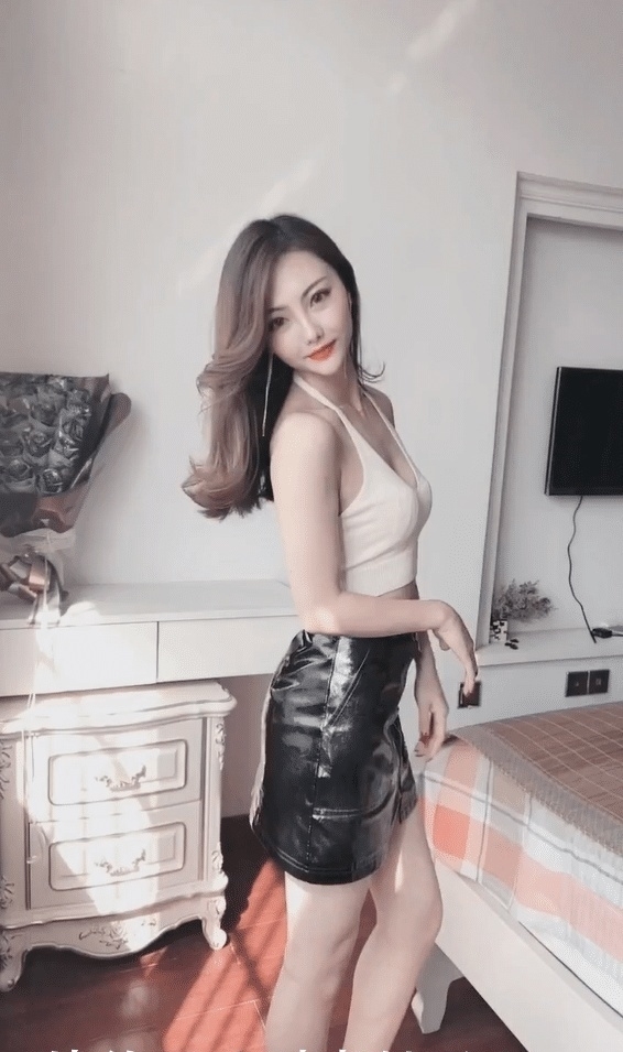 【女王】高挑美女穿黑色皮裙,配上高跟凉鞋,秀出女王的风格