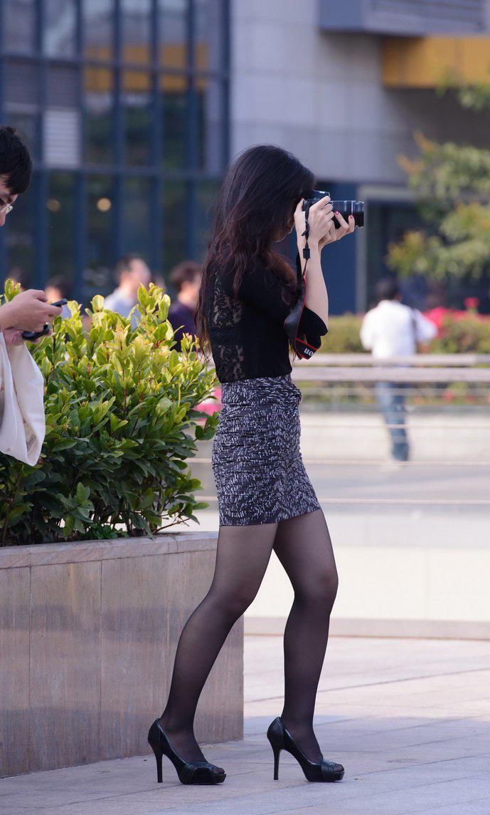 广场街拍:紧身包臀短裙黑丝袜美女，紧致的身材凸显的淋漓尽致