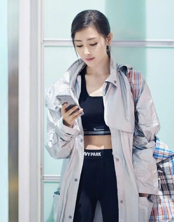 张天爱也要学别人秀“水蛇腰”？但这个红白蓝大麻袋该怎么解释？