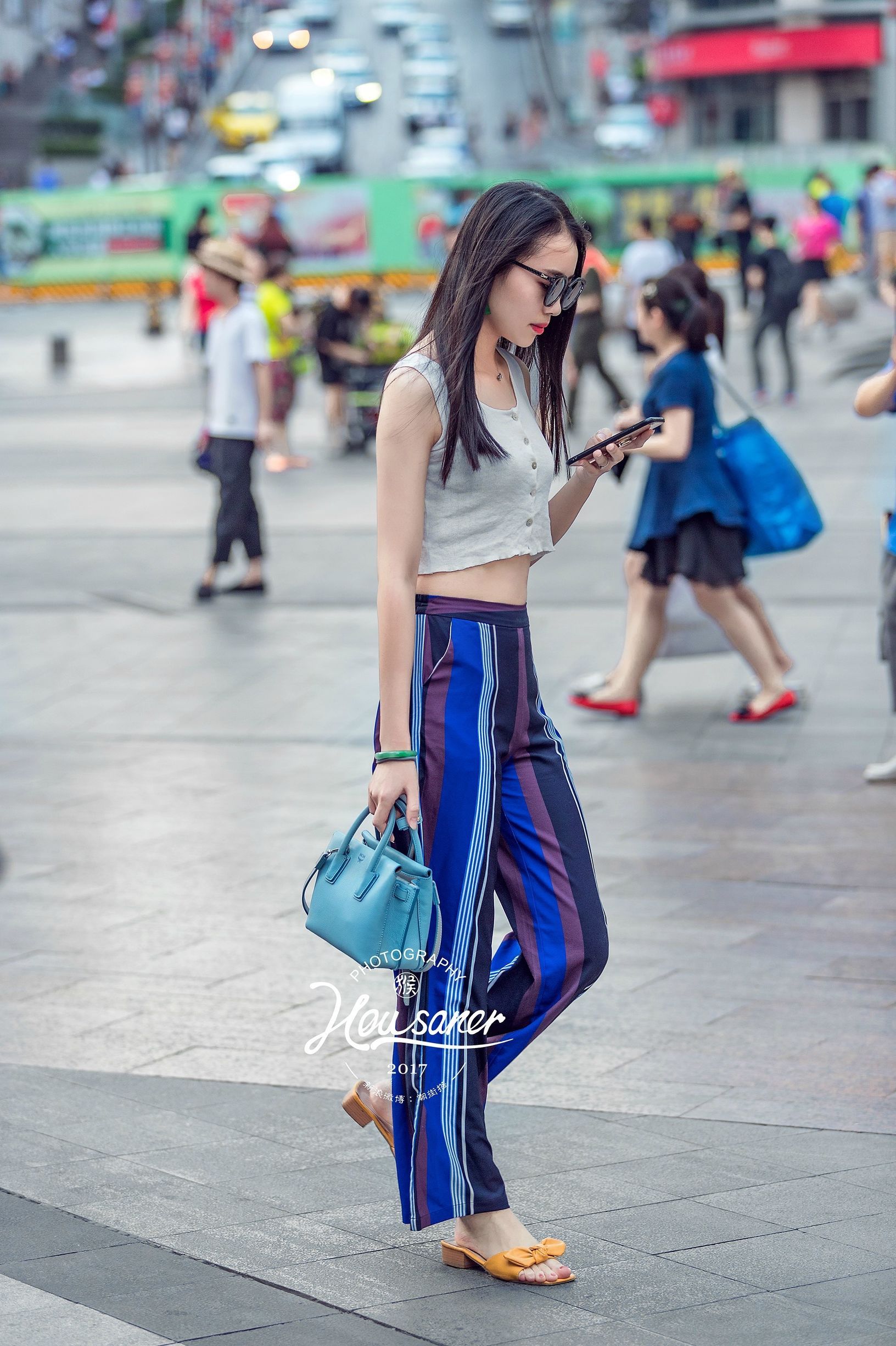 重庆的街拍美女,白嫩、性感、漂亮、大长腿,你