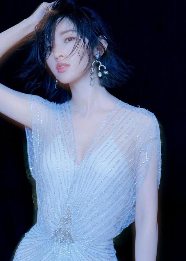  「大胆」跟随唐艺昕学穿衣搭配，美少女风十足，时尚潮流糖度暴增