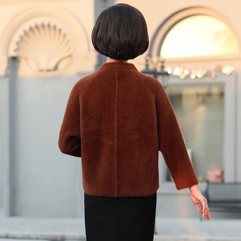 哇塞!谁说50岁就老了!老妈换上气质秋装，美得像才35