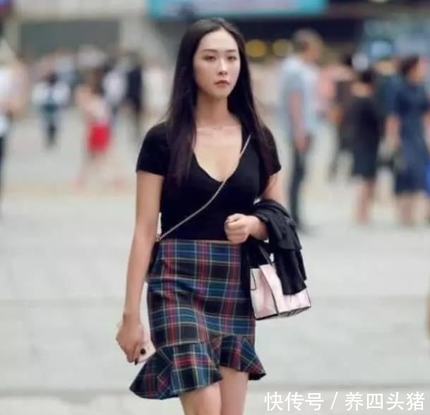  连体：街拍：风风韵韵的美女，一件粉红色连体裤外搭白色开衫