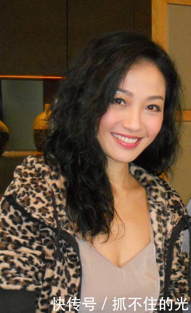 『杨玉梅』选美被偷内衣裤,险遭硬上弓,55岁历经风雨变千万富婆,却仍单身