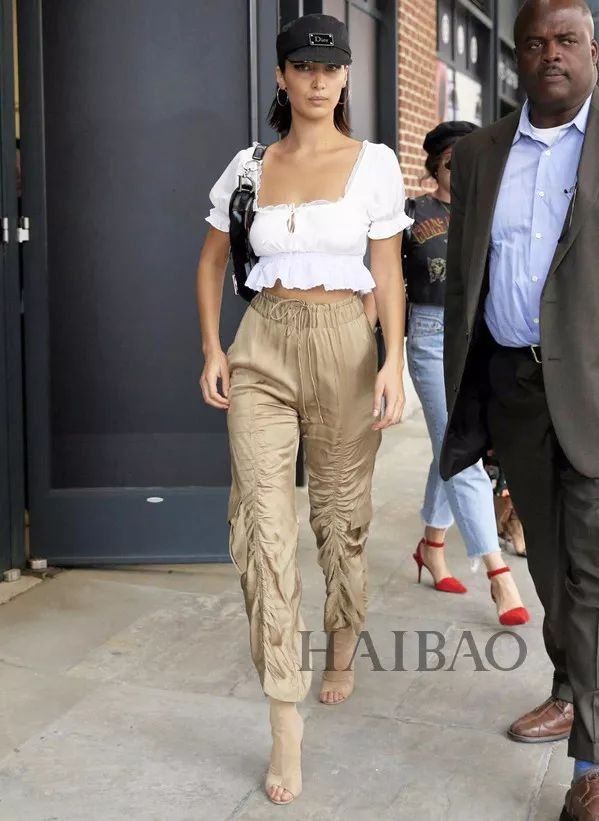 厉害| 今年最最最流行的小方领,时髦的同时居然还能显脸小!