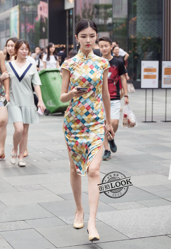 街拍成都:几套随性利落的穿搭，配上高颜值，秀出自信的美!