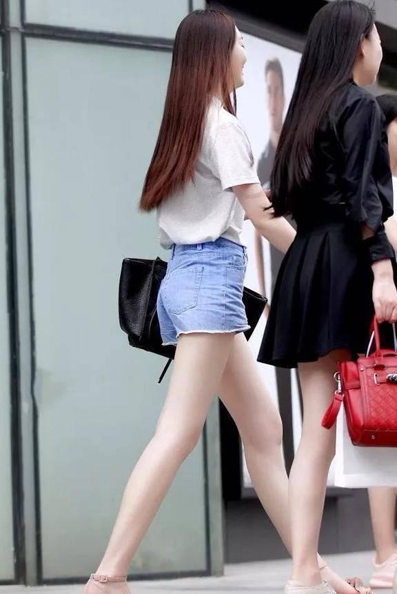 街拍 一字领粉色背心,让你美的端庄迷人,展现女人最佳的魅力