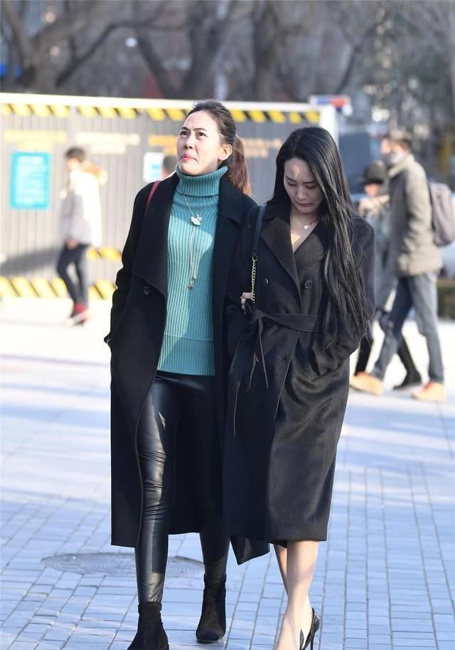  『气质』10厘米的细高跟，身材不高的姑娘，和大衣组合在一起穿出气质