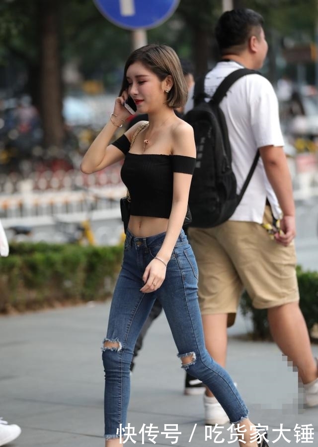  『女生』街拍：身材太过于消瘦的女生，穿露肩的衣服有点容易HOLD不住