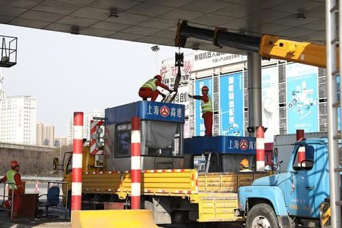 [人工车道]全国高速公路切换新系统首日：ETC收费车道通畅，人工