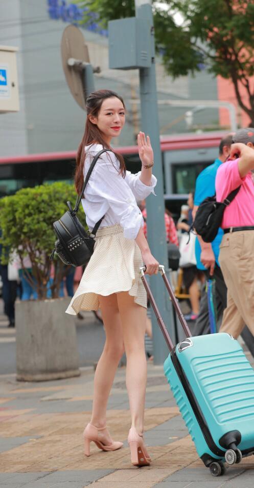 秀丽小姐姐穿黄色格子半裙秀出修长美腿，白皙性感美腿令人羡慕