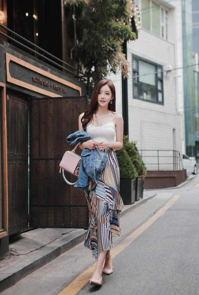 街拍：颜值与时尚并存的小姐姐，时尚气质又清纯甜美！