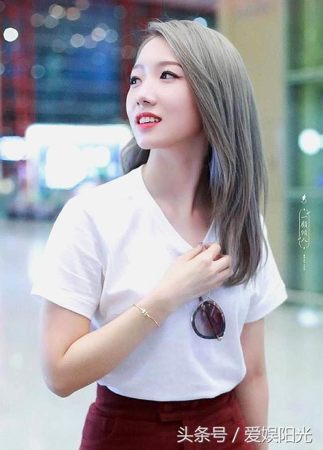 孟美岐首次亮相纽约时装周,豹纹西装十分干练,却被大粗眉毁了!