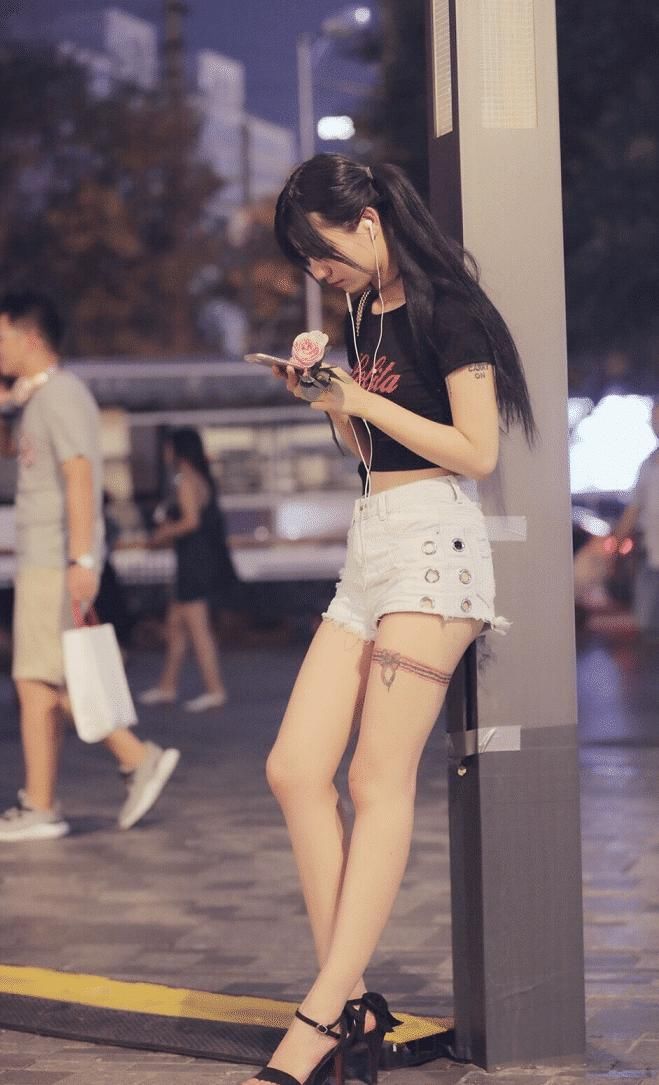  「位小姐姐」双马尾很常见，腿上的这双袜子还是第一次见